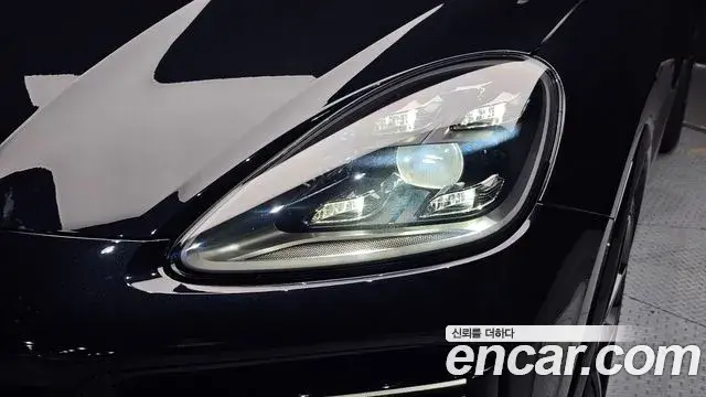Porsche Cayenne 2019 — ფოტო 27/30