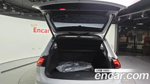 Volkswagen Tiguan 2021 — Şəkil 18/20