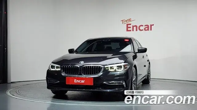 BMW 5 Series 2018 — Şəkil 12/34