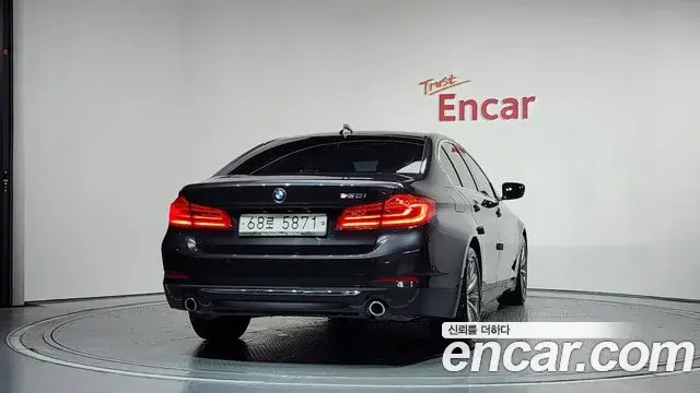 BMW 5 Series 2018 — Şəkil 30/34