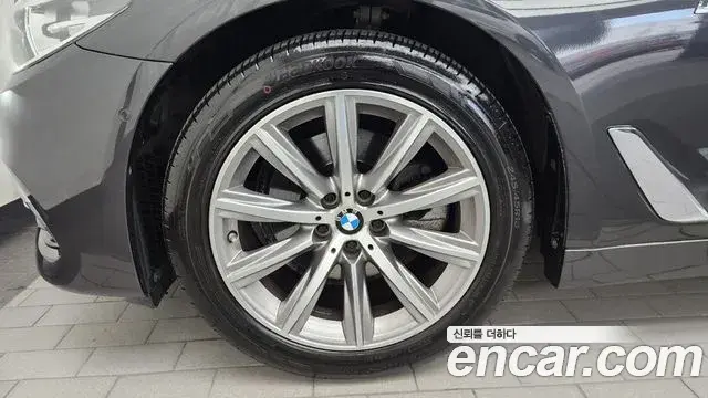 BMW 5 Series 2018 — Şəkil 21/34