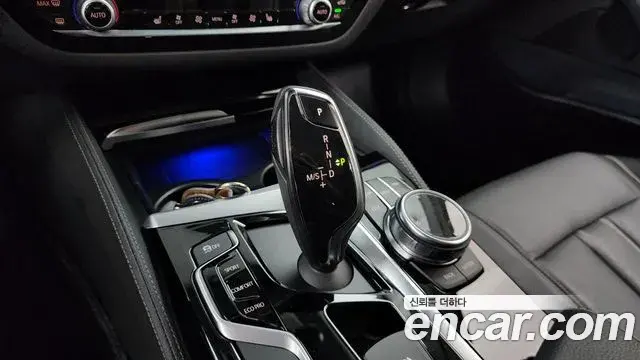 BMW 5 Series 2018 — Şəkil 23/34
