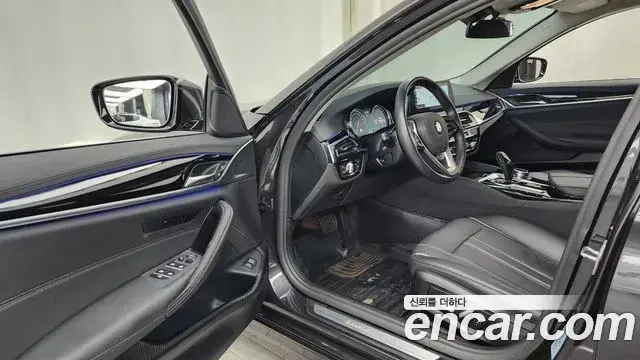 BMW 5 Series 2018 — Şəkil 16/34