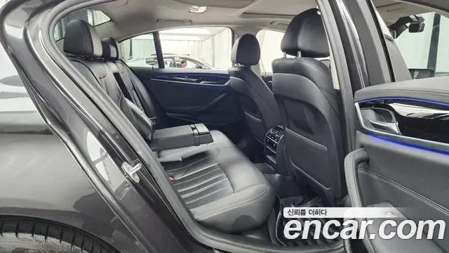 BMW 5 Series 2018 — Şəkil 18/34