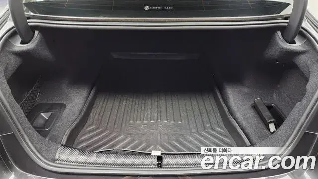 BMW 5 Series 2018 — Şəkil 19/34