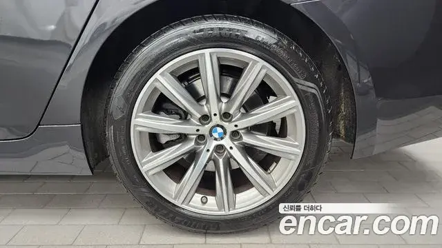 BMW 5 Series 2018 — Şəkil 29/34