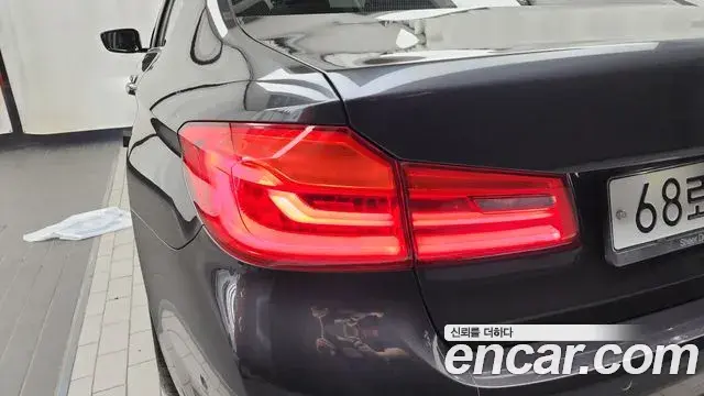 BMW 5 Series 2018 — Şəkil 13/34