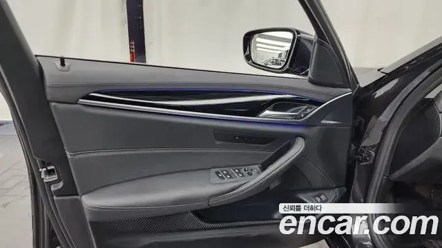 BMW 5 Series 2018 — Şəkil 28/34