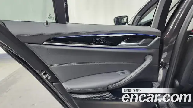 BMW 5 Series 2018 — Şəkil 7/34
