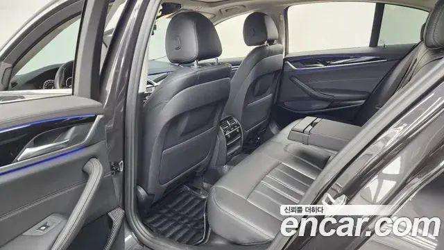 BMW 5 Series 2018 — Şəkil 15/34
