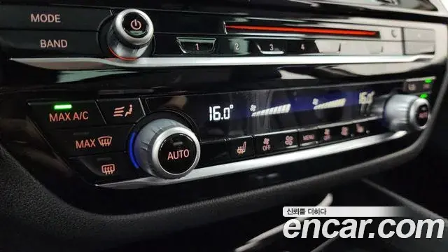 BMW 5 Series 2018 — Şəkil 17/34
