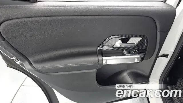 Mercedes-Benz GLB-Class 2024 — Photo 7/33