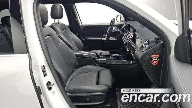 Mercedes-Benz GLB-Class 2024 — Photo 20/33