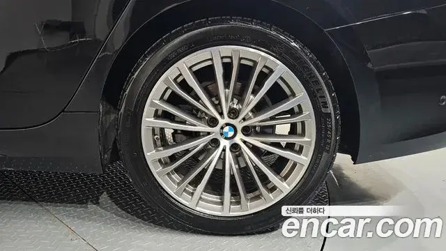 BMW 3 Series 2019 — Photo 12/32