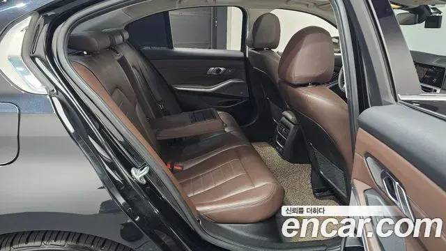 BMW 3 Series 2019 — Photo 19/32