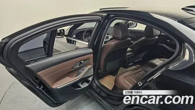 BMW 3 Series 2019 — Photo 28/32