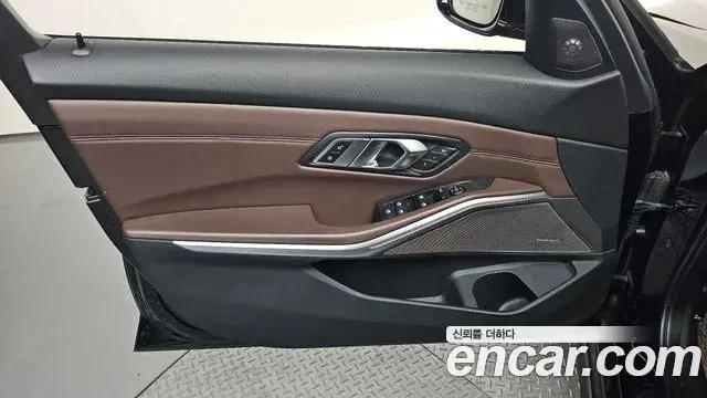 BMW 3 Series 2019 — Photo 31/32