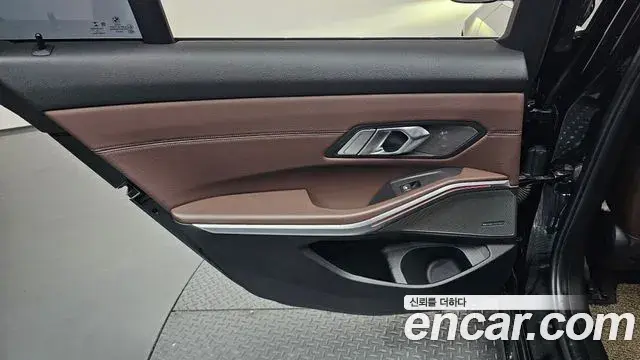 BMW 3 Series 2019 — Photo 21/32