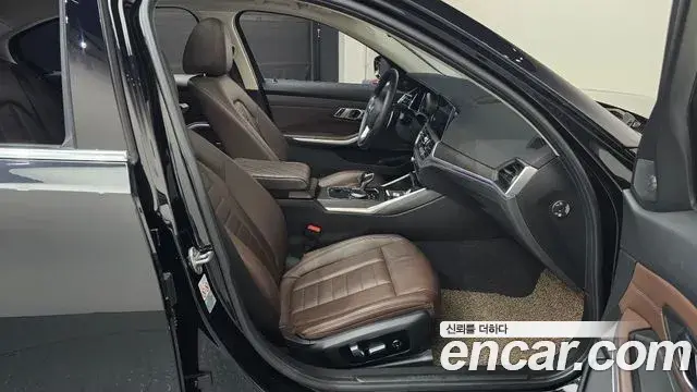 BMW 3 Series 2019 — Photo 25/32