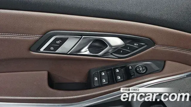 BMW 3 Series 2019 — Photo 17/32