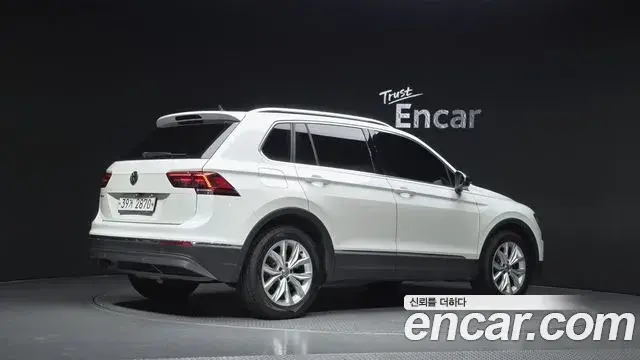 Volkswagen Tiguan 2018 — ფოტო 24/31