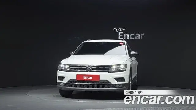 Volkswagen Tiguan 2018 — ფოტო 11/31