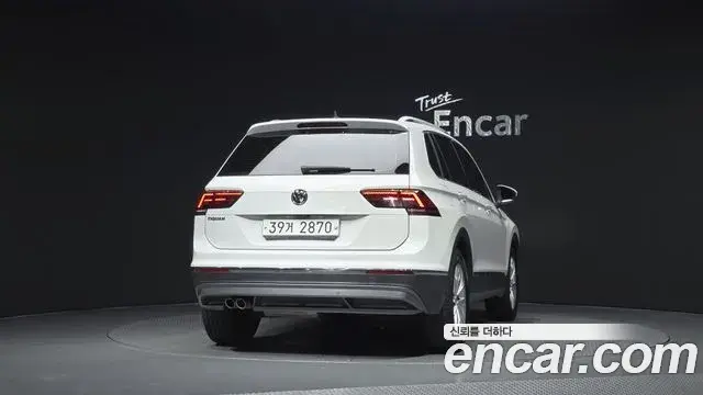 Volkswagen Tiguan 2018 — ფოტო 13/31