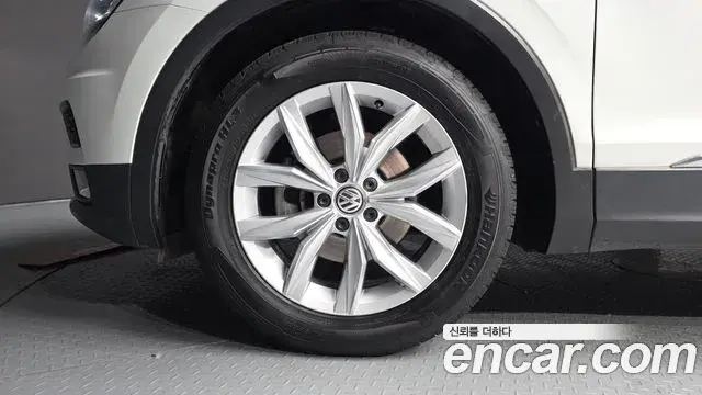 Volkswagen Tiguan 2018 — ფოტო 21/31