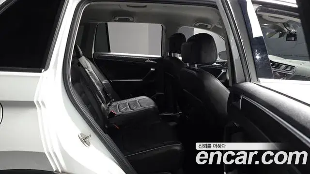 Volkswagen Tiguan 2018 — ფოტო 17/31