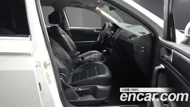 Volkswagen Tiguan 2018 — ფოტო 26/31