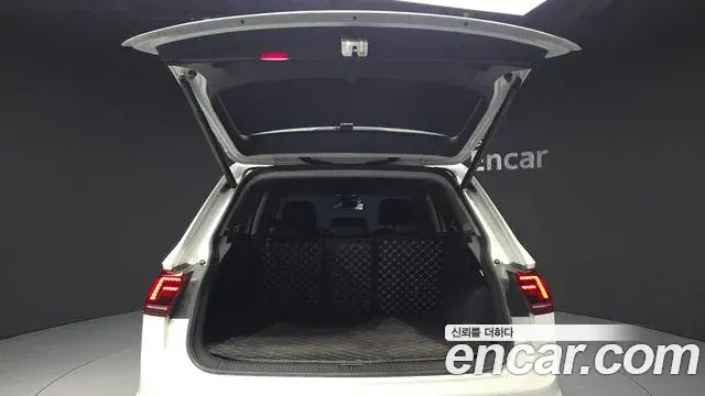 Volkswagen Tiguan 2018 — ფოტო 7/31