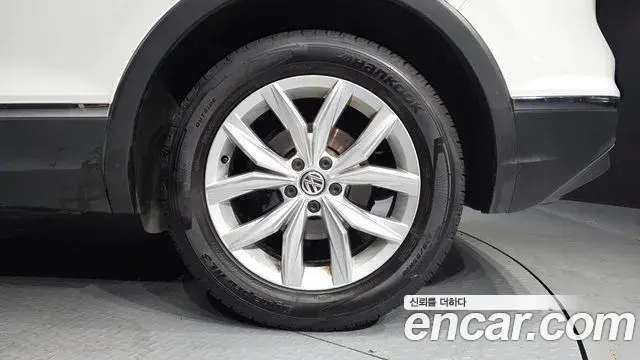 Volkswagen Tiguan 2018 — ფოტო 12/31