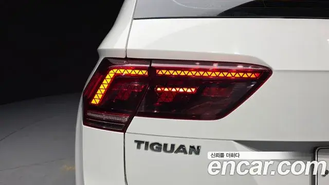 Volkswagen Tiguan 2018 — ფოტო 1/31