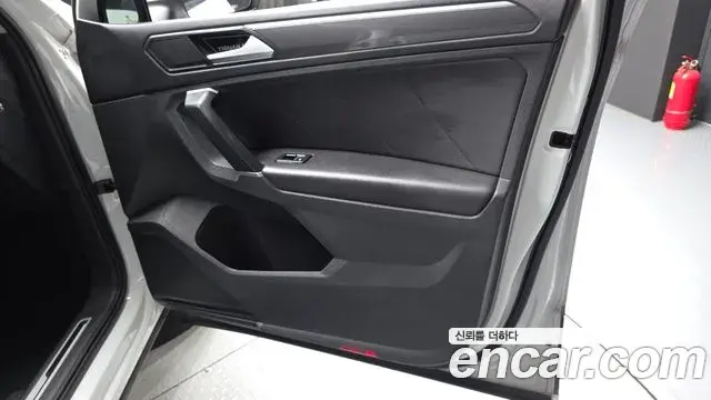 Volkswagen Tiguan 2018 — ფოტო 16/31