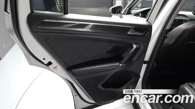 Volkswagen Tiguan 2018 — ფოტო 29/31