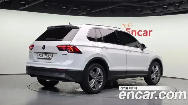 Volkswagen Tiguan 2018 — ფოტო 13/20