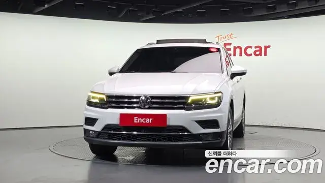Volkswagen Tiguan 2018 — ფოტო 18/20