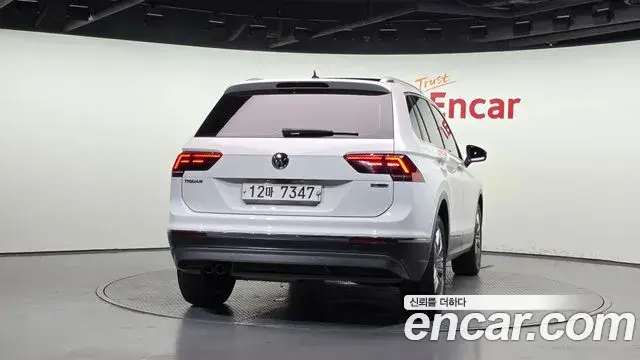 Volkswagen Tiguan 2018 — ფოტო 11/20