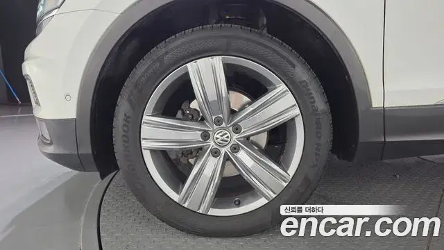 Volkswagen Tiguan 2018 — ფოტო 19/20