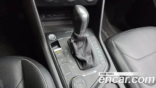 Volkswagen Tiguan 2018 — ფოტო 14/20