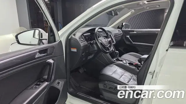 Volkswagen Tiguan 2018 — ფოტო 15/20