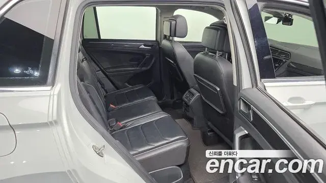 Volkswagen Tiguan 2018 — ფოტო 9/20