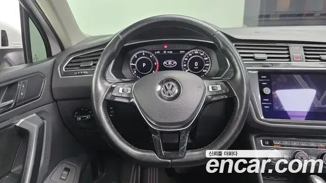 Volkswagen Tiguan 2018 — ფოტო 12/20