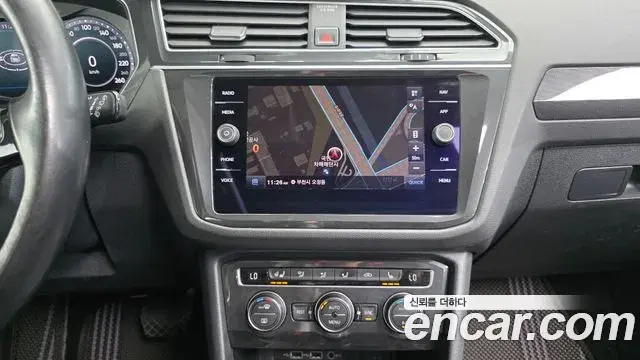 Volkswagen Tiguan 2018 — ფოტო 17/20