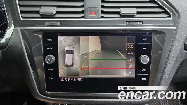 Volkswagen Tiguan 2018 — ფოტო 16/20