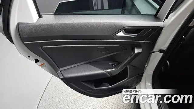 Volkswagen Jetta 2021 — Şəkil 27/32