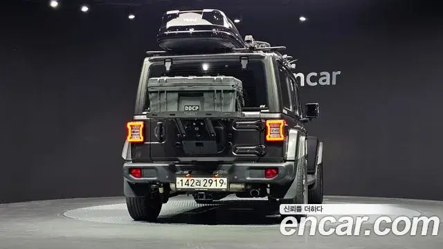 Jeep Wrangler 2020 — ფოტო 8/20