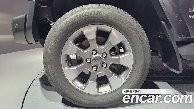 Jeep Wrangler 2020 — ფოტო 7/20