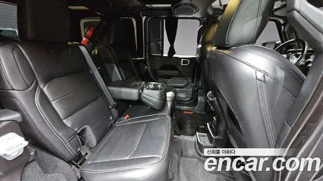 Jeep Wrangler 2020 — ფოტო 16/20