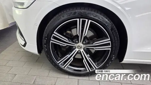 Volvo S60 2021 — Şəkil 8/33